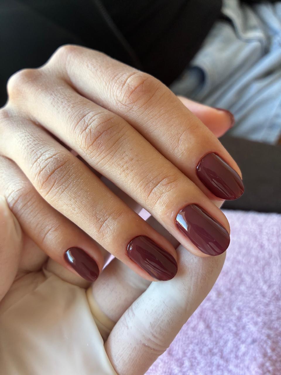 Unhas curtas esmaltadas em vinho marsala