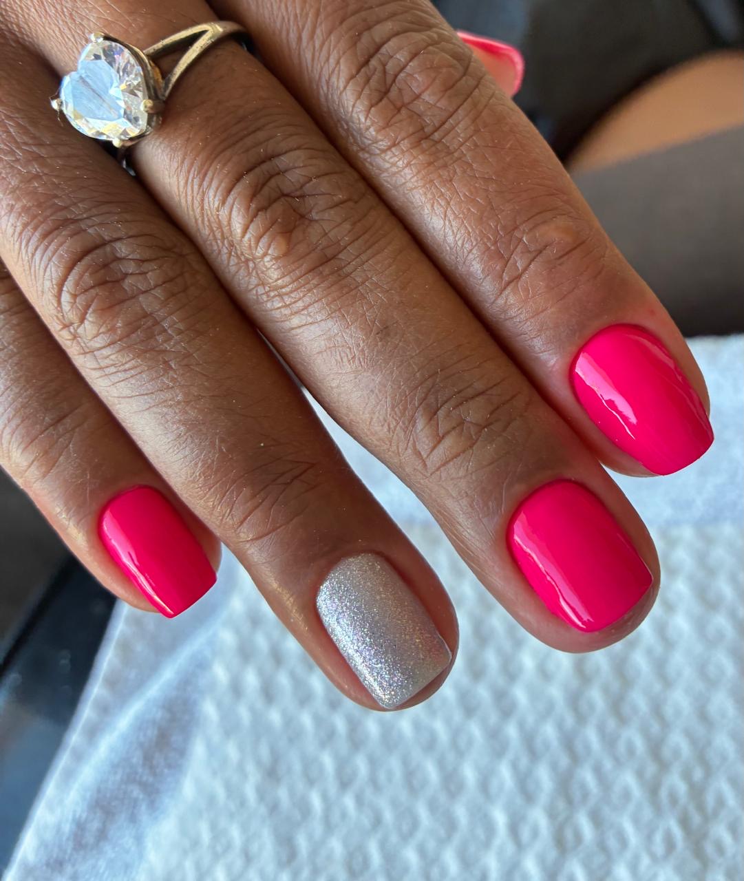 Unhas quadradas em rosa pink com nail art prateada
